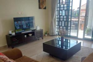 TV a/nebo společenská místnost v ubytování 2-Bed Apartment Sleeps 4 - Balcony - Pets Welcome