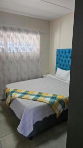Una cama o camas en una habitación de Waterfall Ridge Professional Apartment