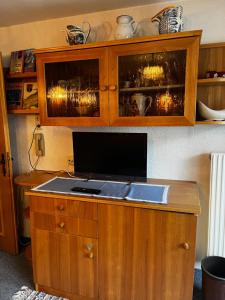 圣安东阿尔贝格Apart Dorr的厨房里有一个木制岛台，上面有一台电视