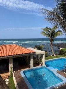 a swimming pool with a view of the ocean at Oasis luxueuse en bord de Mer Virage Dakar in Dakar