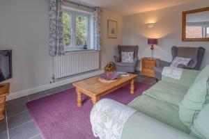 ein Wohnzimmer mit einer Couch und einem Couchtisch in der Unterkunft Waders - 2 bedroom coastal retreat, Crabpot Cottages, Hunstanton in Hunstanton