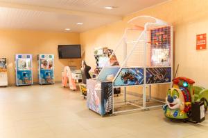 a room with arcade games and machines in a store at Hotel Fazenda China Park in Pedra Azul