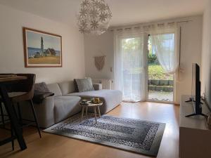 In Saarbrücken Stadtnahe gemütliche Wohnung am Deutsch-Französischen Gartenにあるテレビまたはエンターテインメントセンター