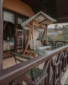 een paar stoelen op een balkon met een parasol bij Mavisu Deluxe Otel Restaurant in Zafanos