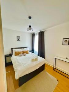 Postel nebo postele na pokoji v ubytování Southampton Haven + 35 fotografií