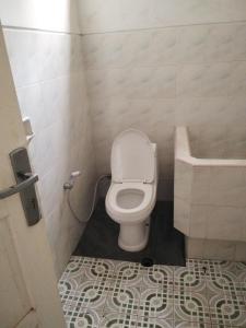 une petite salle de bain avec toilettes et lavabo dans l'établissement Cozy Corner House, à Banyuwangi 29 autres photos