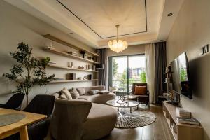 een woonkamer met een bank en een tv bij Oak Classic Residence in Nairobi