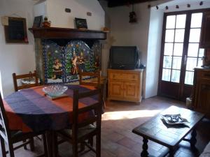TV a/nebo společenská místnost v ubytování Gîte de Myriam aux portes des Gorges du Tarn