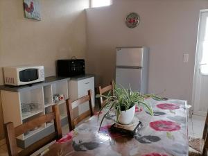 SublignyにあるLe Gite du Champ de la Croixのキッチン(テーブル、電子レンジ、冷蔵庫付) +4枚の写真