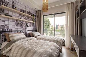 een slaapkamer met twee bedden en een groot raam bij Oak Classic Residence in Nairobi +100 foto's