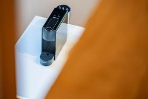 un mando a distancia sentado sobre una mesa blanca en Le Parc de Louette - Le Pavillon - Esc'Appart, en Gedinne