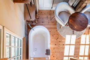 cocina con paneles de madera y pared de madera en Le Parc de Louette - Le Pavillon - Esc'Appart, en Gedinne 24 fotos más