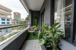 een appartementbalkon met planten en een raam bij Oak Classic Residence in Nairobi