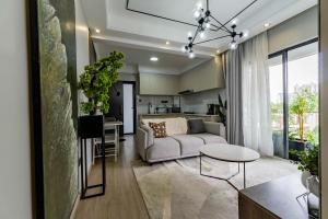 een woonkamer met een bank en een tafel bij Oak Classic Residence in Nairobi