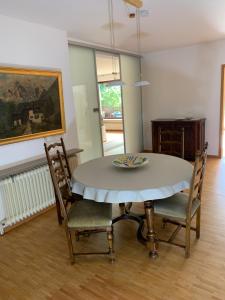 a table and chairs in a room with a dining room at Ferienwohnung Summerset 2 in Rosengarten