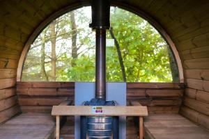 estufa de leña en una habitación con ventana en The Treehouse Hideaway, 