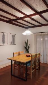 einen Esstisch und Stühle in einem Zimmer in der Unterkunft SixtyNine Beach Cottage in Torreira