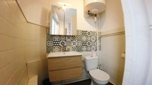 康布雷Studio Tout équipé à Cambrai的浴室里有马桶、洗手池和镜子。