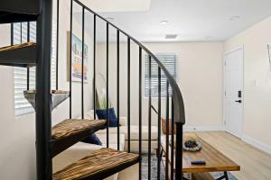 una escalera de caracol en una sala de estar con un banco en Recently Remodeled Mins from beach+Putting Green, en Boynton Beach