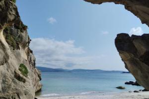 Blick auf das Meer von einer Höhle am Strand in der Unterkunft 3 Bed House Sleeps 6 with Pet-Friendly Garden in Corme-Puerto