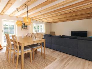 ein Esszimmer mit einem Tisch und einem Sofa in der Unterkunft 4 star holiday home in Gedser in Gedser