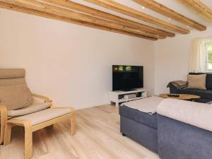 ein Wohnzimmer mit Sofa und Fernseher in der Unterkunft 4 star holiday home in Gedser in Gedser