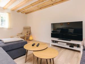 ein Wohnzimmer mit einem großen Flachbildfernseher in der Unterkunft 4 star holiday home in Gedser in Gedser + 44 Fotos