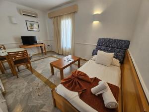 a hotel room with a bed and a table at Hotel Puntazo II in Mojácar
