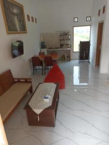 un salon avec un canapé et une télévision dans l'établissement Joglo Hexa, à Bugisan