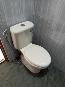 une salle de bain avec des toilettes blanches dans une chambre dans l'établissement Joglo Hexa, à Bugisan