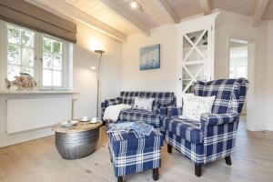 un salon avec deux chaises et une table dans l'établissement Lister Kaiser, à List auf Sylt 31 autres photos