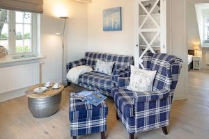 un salon avec un canapé et une table dans l'établissement Lister Kaiser, à List auf Sylt