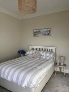 En eller flere senge i et værelse på The Wee Harbour Home