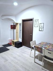 een kamer met een tafel en een houten deur bij Apartmán U Zlaté Hvězdy in Benešov