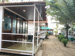 a house on the beach with palm trees at Mountain Palm patnem beach in Patnem