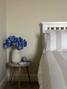 En eller flere senge i et værelse på The Wee Harbour Home