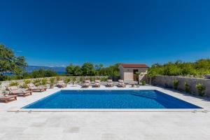 Bazén v ubytování Luxury Villa GLABROVA with pool, jacuzzi and sauna nebo v jeho okolí