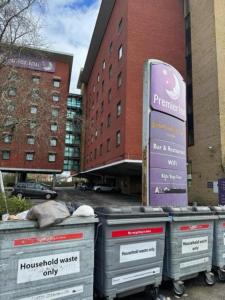 una fila de contenedores de basura delante de un edificio en Sleek City-Center Apartment, en Southampton 27 fotos más