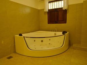 eine große Badewanne im Bad mit Fenster in der Unterkunft Mkunazini Heritage Hostels in Zanzibar City