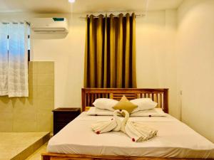 ein Schlafzimmer mit einem Bett mit Handtüchern darauf in der Unterkunft Mkunazini Heritage Hostels in Zanzibar City