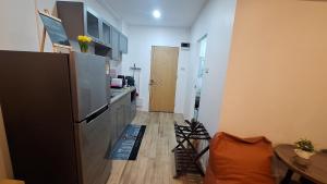 een keuken met een zwarte koelkast en een tafel bij Sport villa Huahin, Room 225, Studio Queen Bed pool view and Kitchenette, 2nd Floor in Hua Hin +47 foto's