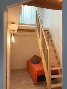 Habitación con litera y escalera en Nature and vue imprenable, en Ouroux