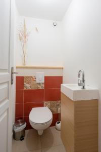 un baño con inodoro y lavabo en Nature and vue imprenable, en Ouroux