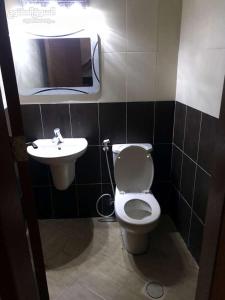 Ένα μπάνιο στο Fully Furnished apartment for rent in Amman Khalda