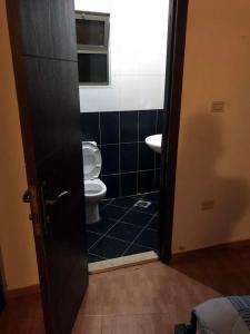 Ένα μπάνιο στο Fully Furnished apartment for rent in Amman Khalda +1 φωτογραφίες