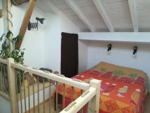 Un dormitorio con una litera y un altillo. en Nature and vue imprenable, en Ouroux 1 foto más