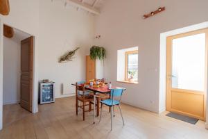 Un comedor con mesa y sillas en Nature and vue imprenable, en Ouroux