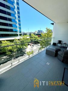 ein Balkon mit Blick auf ein Gebäude in der Unterkunft Perfectly Located Modern Apartment - Canberra CBD in Canberra + 9 Fotos