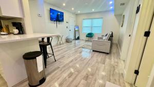 デイトナビーチにあるWavecrest Retreat Near Strip & Beachのキッチン、リビングルーム(カウンター、テーブル付)