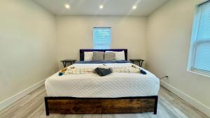 デイトナビーチにあるWavecrest Retreat Near Strip & Beachの部屋の中に大きなベッドがある寝室